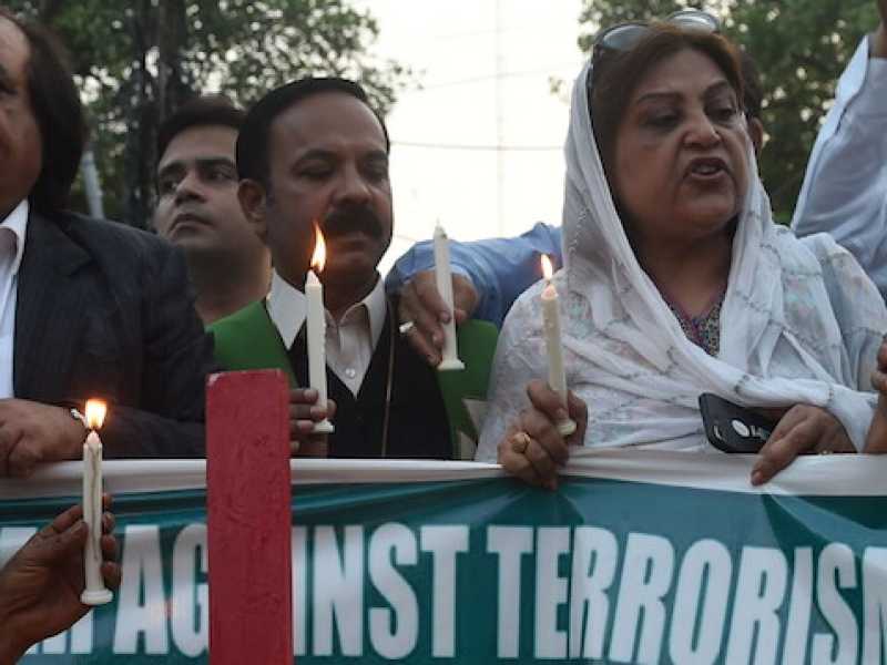 Alcuni membri della societ&agrave; civile protestano contro l'attacco in Pakistan (Foto LaPresse)