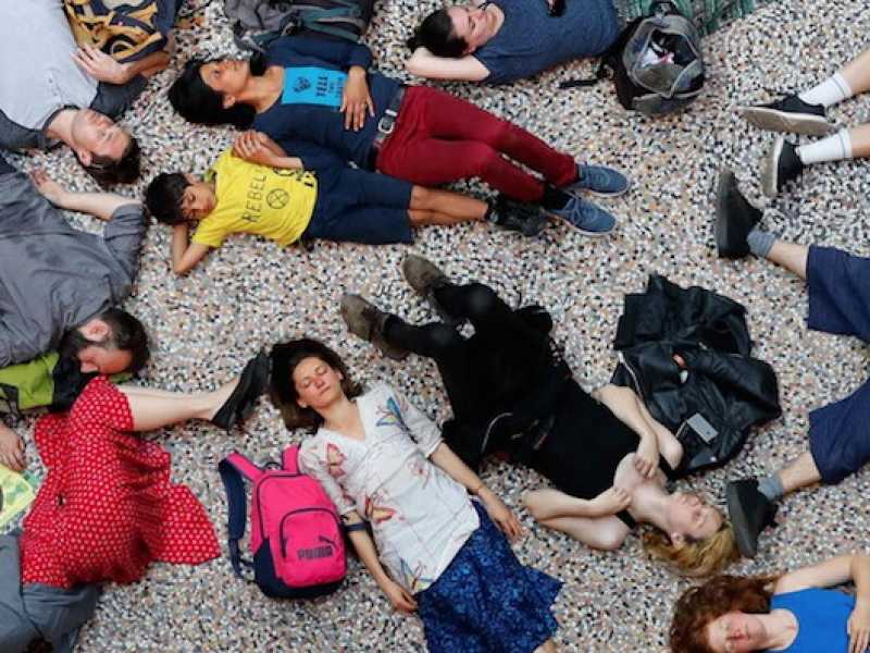 Una delle proteste inscenate ai sostenitori di Extinction Rebellion a Londra (foto LaPresse)