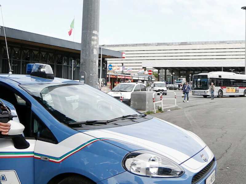 Una pattuglia della polizia a Piazza dei Cinquecento a Roma (foto LaPresse)