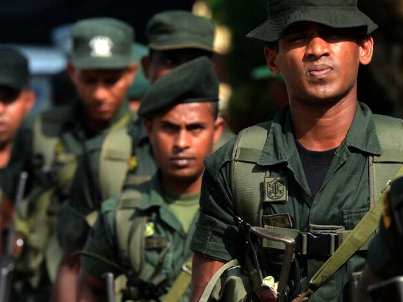 Militari perlustrano la zona della chiesa di San Sebastiano a Negombo (foto LaPresse)