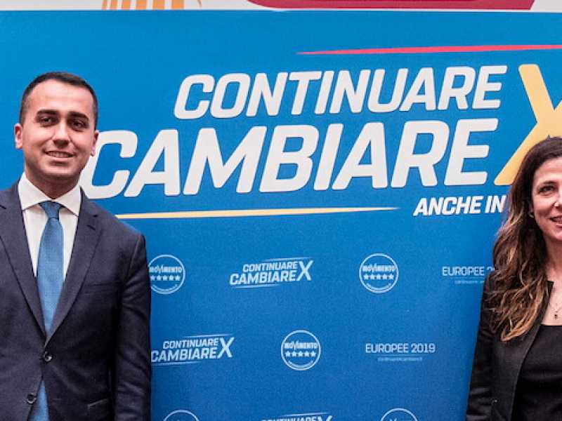 Il rischio di altri cinque anni di fallimenti al Parlamento europeo &egrave; molto elevato. Nella foto Luigi Di Maio presenta le donne capolista per le prossime elezioni europee (Foto LaPresse)