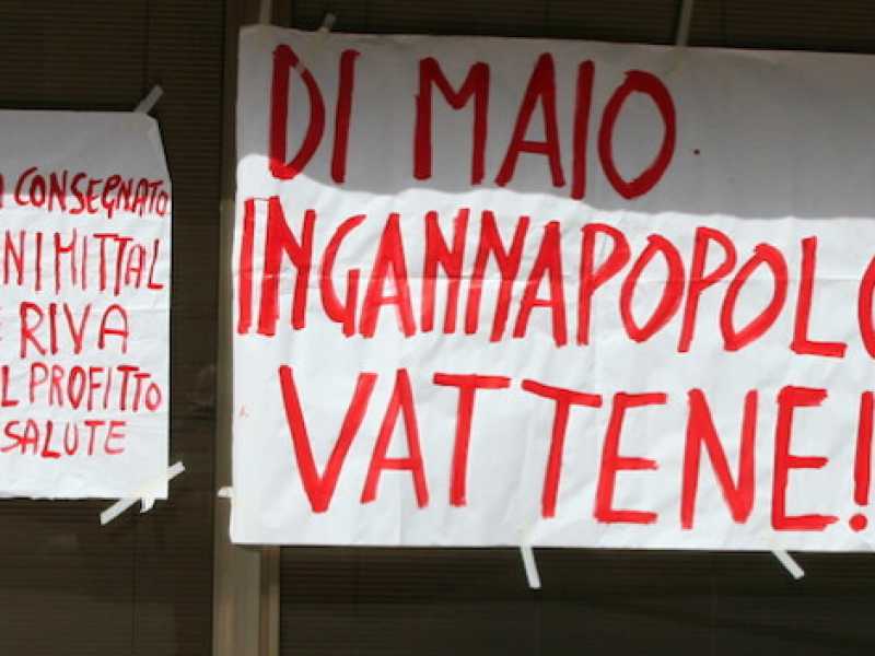 Uno striscione contro Di Maio a Taranto (Foto LaPresse)