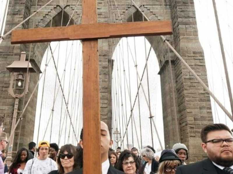 Un momento della Via Crucis sul ponte di Brooklyn a New York (foto LaPresse)