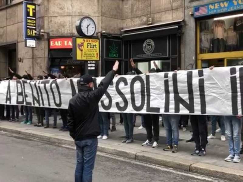 La “resistenza” di De Vito e lo striscione fascista dei tifosi laziali