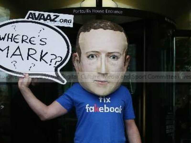 Una protesta nel Regno Unito contro Mark Zuckerberg, che più volte si è rifiutato di testimoniare davanti al Parlamento britannico (AFP PHOTO / Gabriel Sainhas/ UK Parliament – LaPresse)