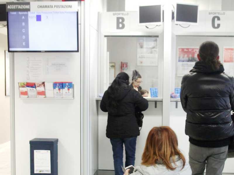 Gli uffici di un Caf a Milano. Foto Imagoeconomica