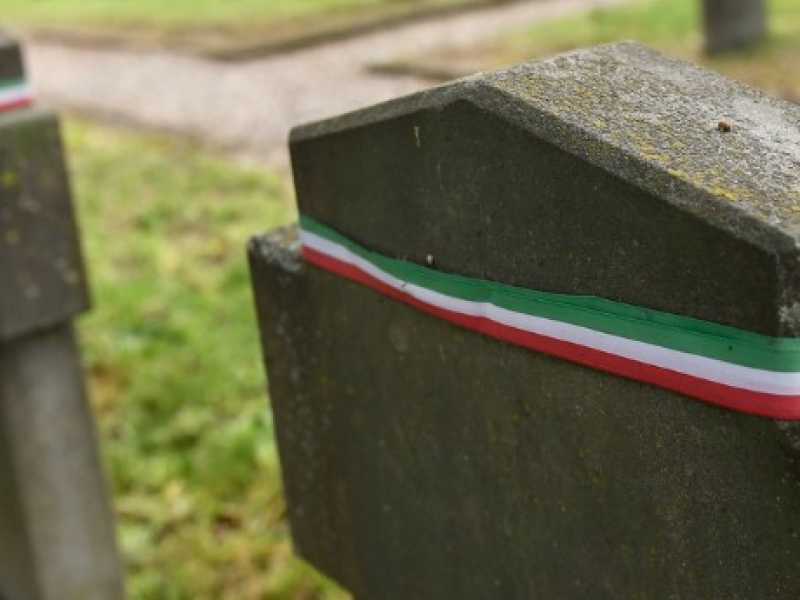 Commemorazione per il 25 Aprile presso il Campo 10 del Cimitero Maggiore di Milano (foto LaPresse)