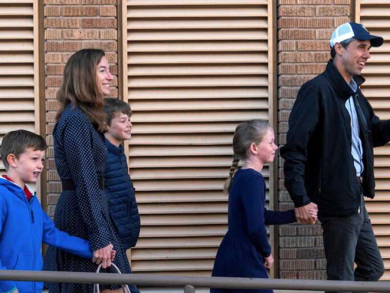 Beto O&rsquo;Rourke con la moglie e i tre figli. Foto LaPresse