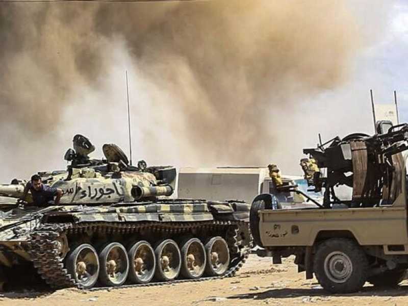 Un bombardamento colpisce Wadi Rabie, trenta chilometri a sud di Tripoli (foto LaPresse)