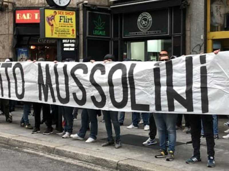 Lo striscione esposto dagli ultr&agrave; della Lazio vicino piazzale Loreto a Milano