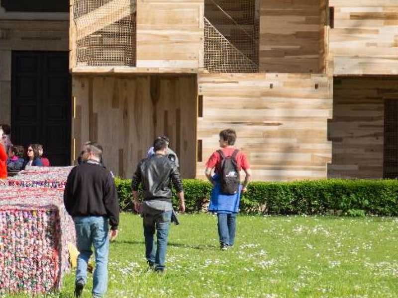 La richiesta di nuove professionalit&agrave; da parte delle imprese &egrave; un segno di vitalit&agrave; e magari potranno assorbire i pochi nuovi laureati italiani  (foto LaPresse)  