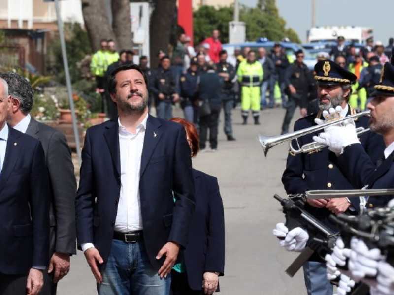 Matteo Salvini inaugura il commissariato di Corleone (foto LaPresse)