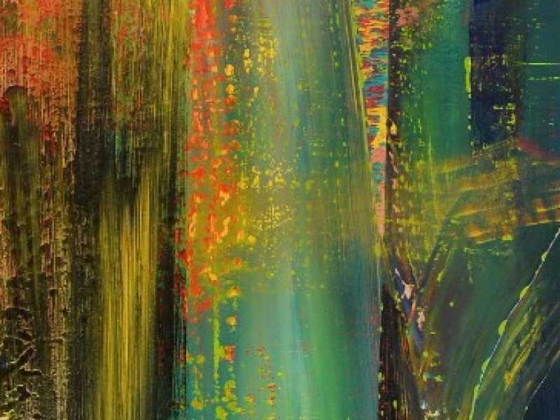 Una donna davanti all'opera di Gerhard Richter &ldquo;Abstraktes Bild&rdquo; (foto Anthony Devlin/PA Wire/LaPresse)