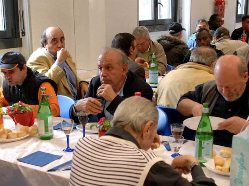 Una mensa dei poveri a Milano (foto Imagoeconomica)