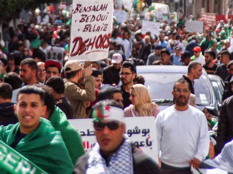 Ad Algeri dal 22 febbraio si manifesta ogni venerd&igrave;, giorno di devozione nell&rsquo;islam, e di riposo. Foto LaPresse