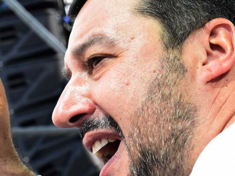 Salvini stringe il rosario sul palco di Pontida nel luglio 2018 (Foto LaPresse)