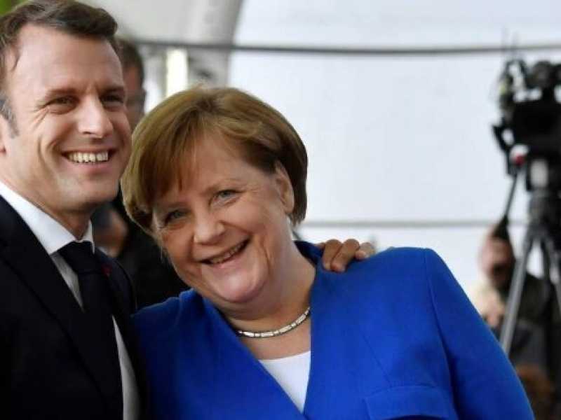 Emmanuel Macron e Angela Merkel all'incontro di Berlino sui Balcani (foto LaPresse)