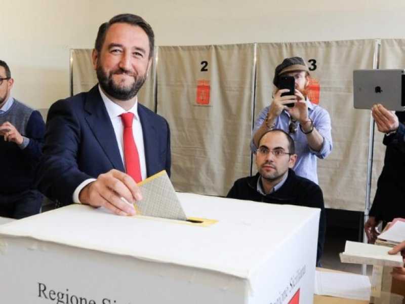 Giancarlo Cancelleri al voto a Caltanissetta (foto LaPresse)