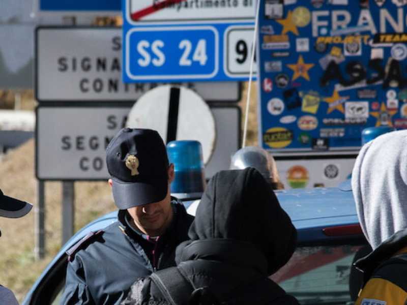 La polizia italiana a Claviere, confine con la Francia (Foto LaPresse)