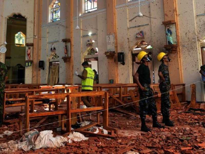 Una delle chiese colpite dagli attentati del giorno di Pasqua nello Sri Lanka (foto LaPresse)