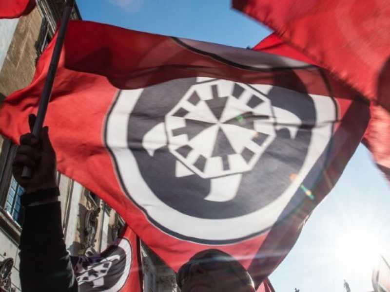 Una bandiera col simbolo di CasaPound (foto LaPresse)