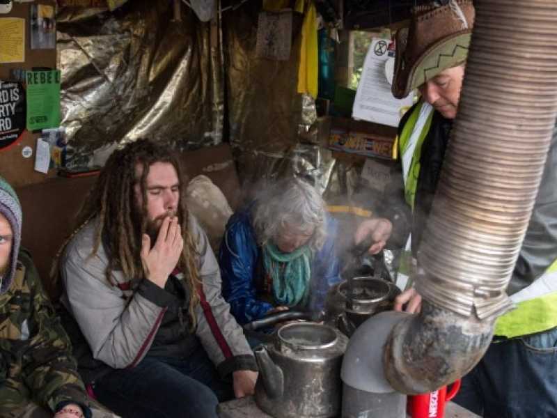 Manifestanti anti fracking in un presidio presso Preston New Road, vicino Blackpool (foto LaPresse)