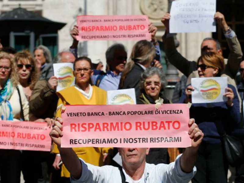 Una manifestazione dei risparmiatori truffati dalle banche venete (foto LaPresse)