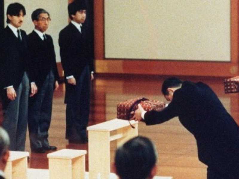 Il 7 gennaio del 1989 i tre &ldquo;sacri tesori&rdquo;, cio&egrave; i simboli dell'Impero, venivano consegnati ad Akihito (foto LaPresse)