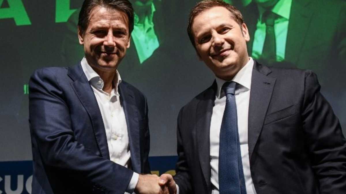 Immagine di Conte pretende le dimissioni di Siri e Salvini cede alla gogna grillina