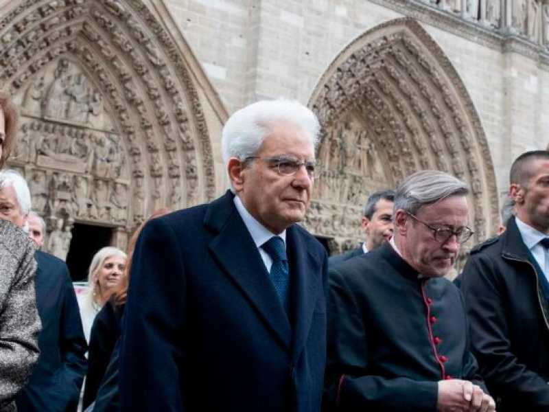 Mattarella a Parigi in visita a Notre Dame (foto LaPresse)