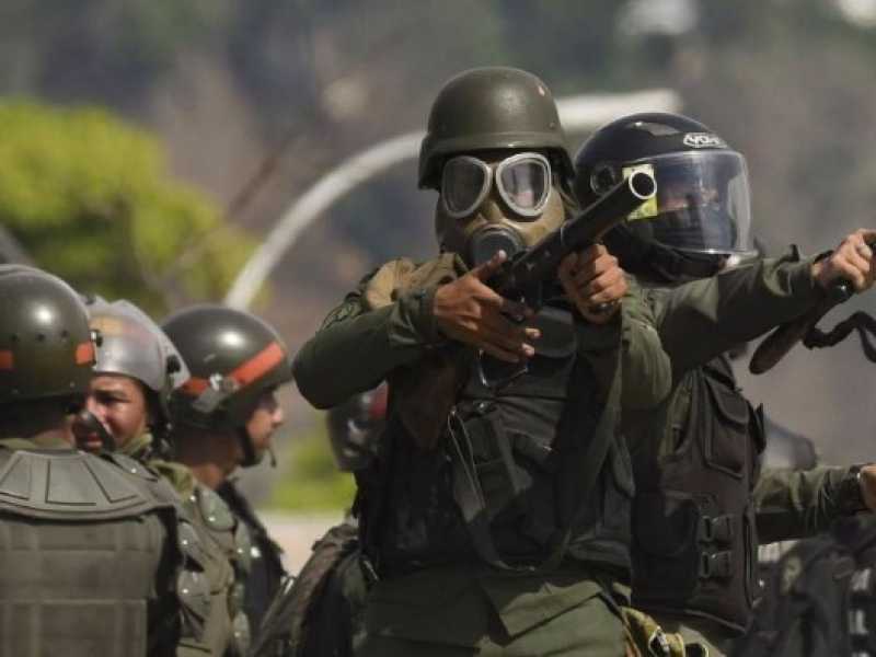Le forze di sicurezza di Maduro in azione a Caracas (foto LaPresse)