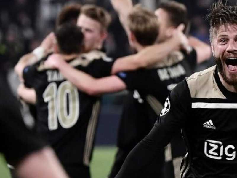 I giocatori dell'Ajax festeggiano dopo la vittoria di Torino contro la Juventus (foto LaPresse)