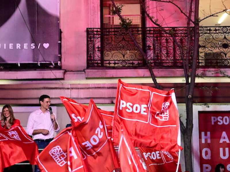 Il primo ministro spagnolo, il socialista Pedro S&agrave;nchez (qui sul palco nella notte elettorale) ha smentito il vecchio detto che il popolo punisce sempre chi governa (Foto LaPresse)