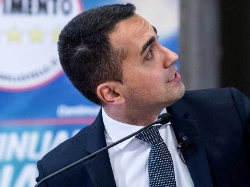 Luigi Di Maio durante la presentazione del programma del M5s per le Europee (foto LaPresse)