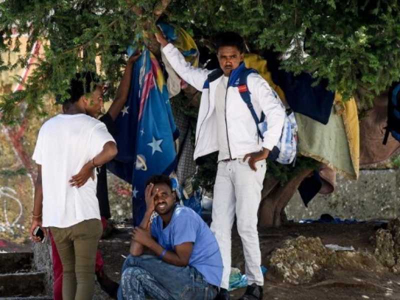 Profughi e migranti in zona Porta Venezia, a Milano (foto LaPresse)