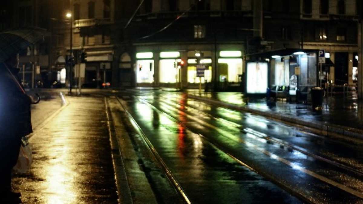 Immagine di Un innamorato fisso in giro nella Milano notturna