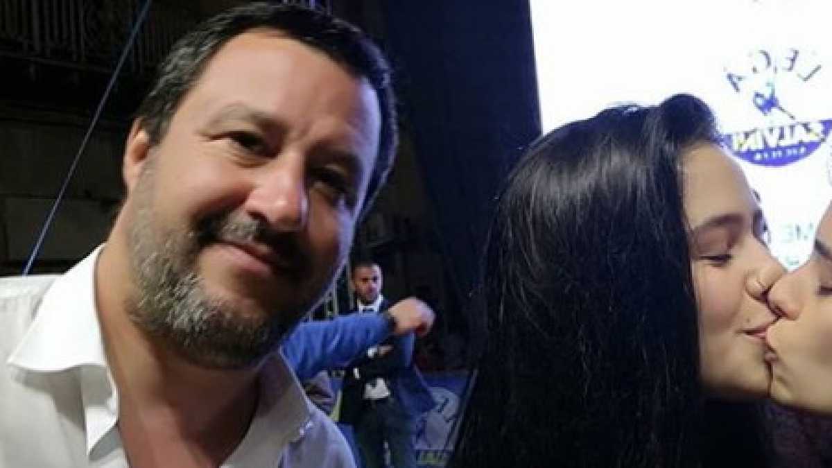 Immagine di Viva la selfie-guerrilla