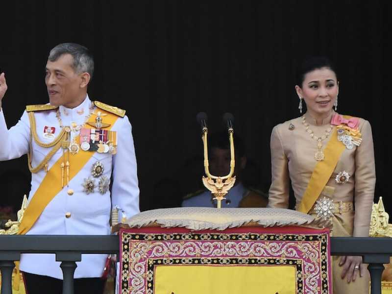 Il re thailandese Rama X si affaccia dal balcone del palazzo Reale per salutare i sudditi (foto