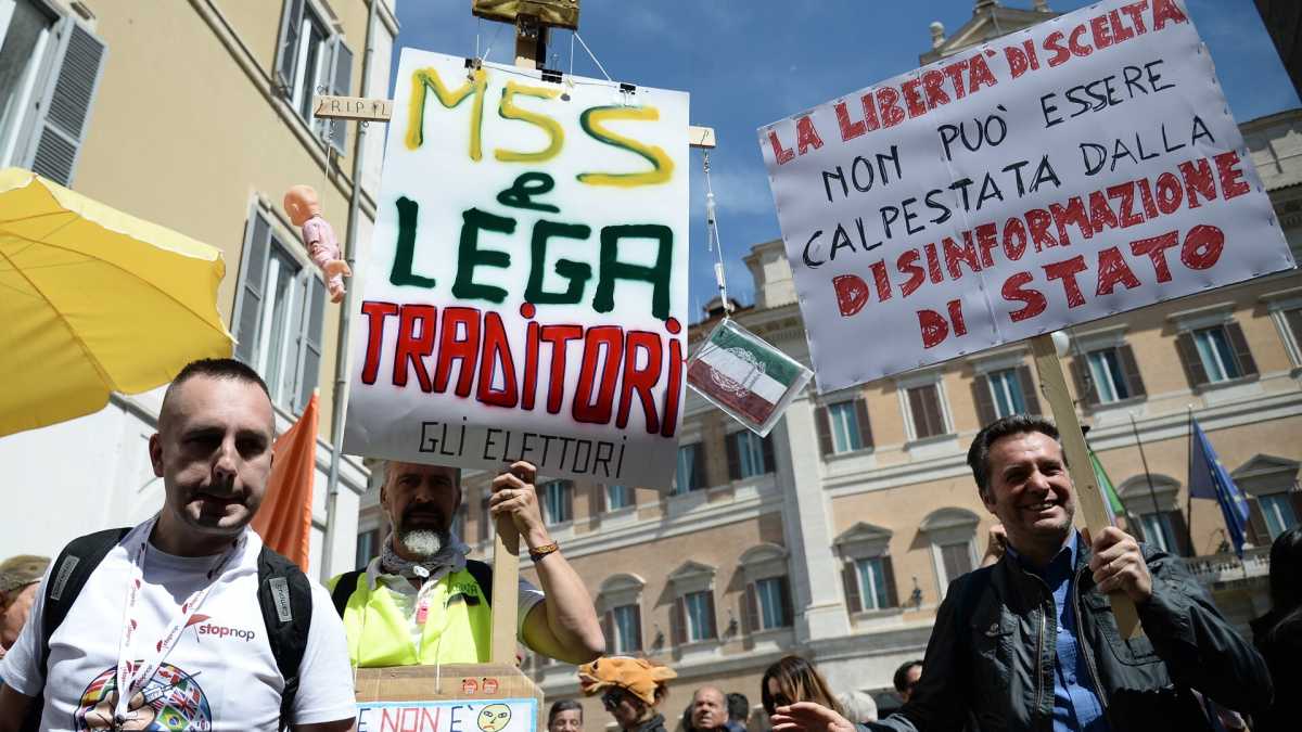 Immagine di Mentre i no vax chiedono le dimissioni della Grillo, la Germania propone l'obbligo vaccinale