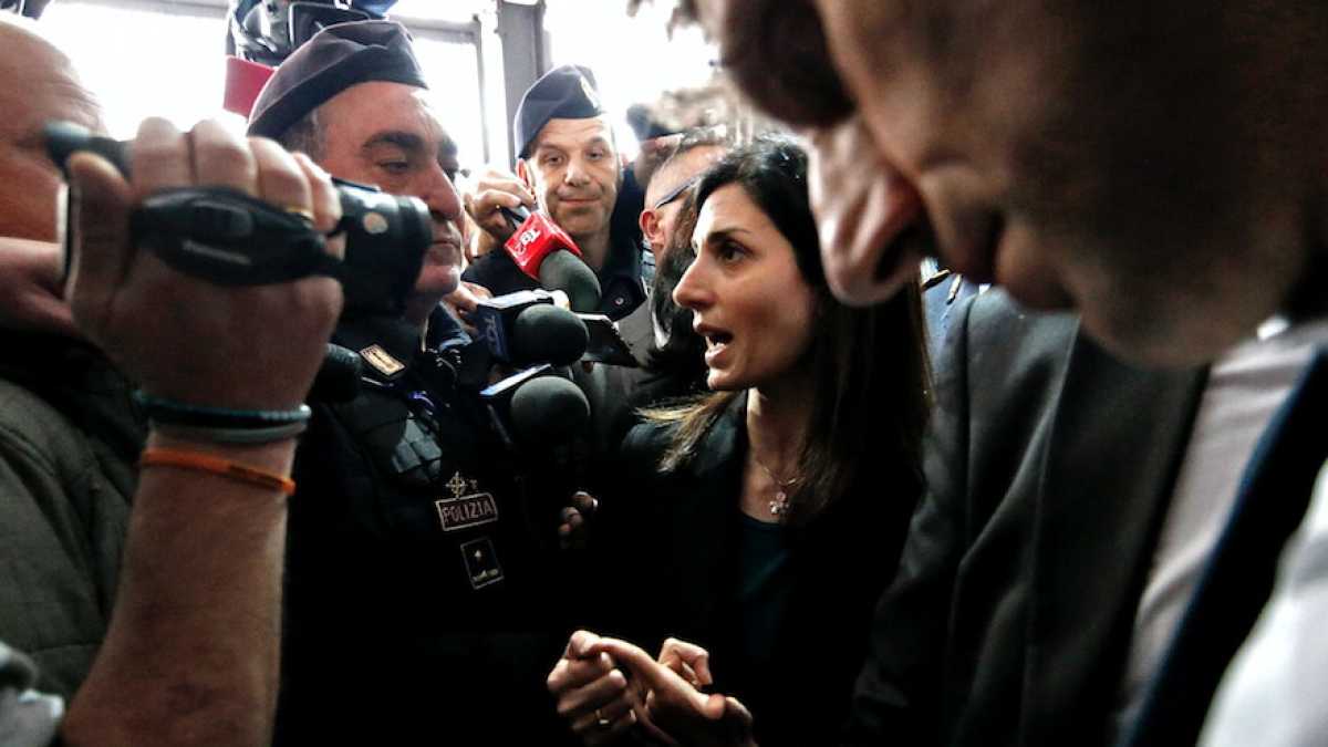 Immagine di Raggi non si fa intimidire dalla teppa a Casal Bruciato ma Di Maio la critica
