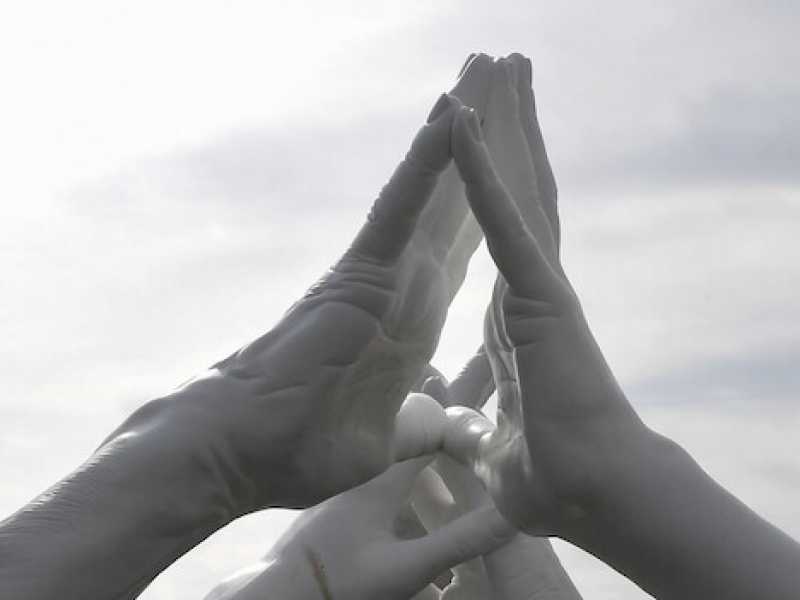 La scultura "Building Bridges" dell'artista Lorenzo Quinn (Foto LaPresse)