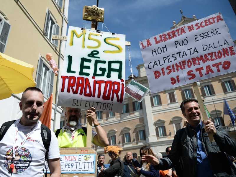 Mentre i no vax chiedono le dimissioni della Grillo, la Germania propone l'obbligo vaccinale