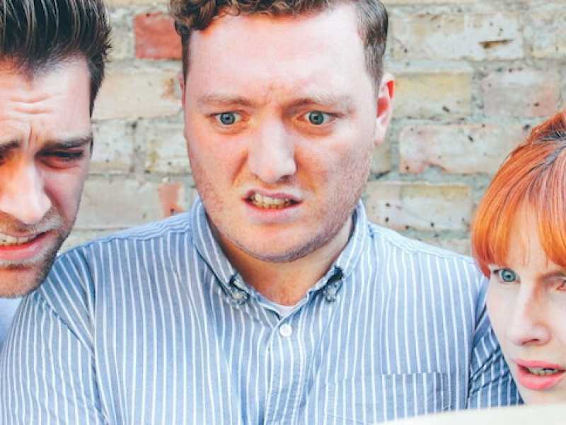 Gli autori del podcast: Jamie Morton, James Cooper e Alice Levine (Immagine prese dal sito internet di "My Dad Wrote a Porno"