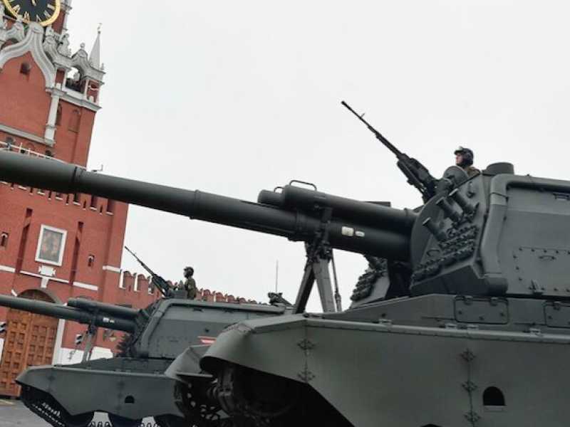 A Mosca la parata militare per la vittoria sui nazisti (foto LaPresse)