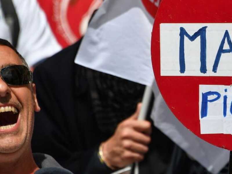 Manifestanti antoi Macron a Parigi (foto LaPresse)