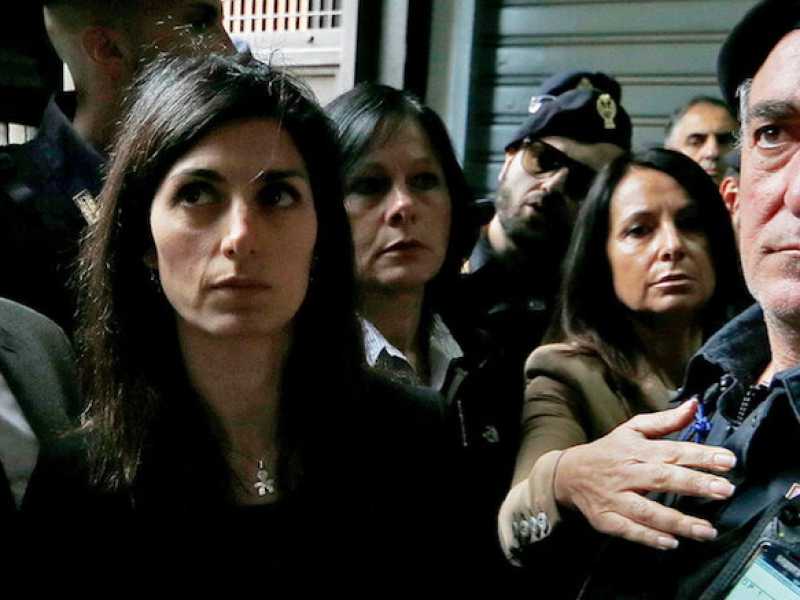 Virginia Raggi a Casal Bruciato (foto LaPresse)
