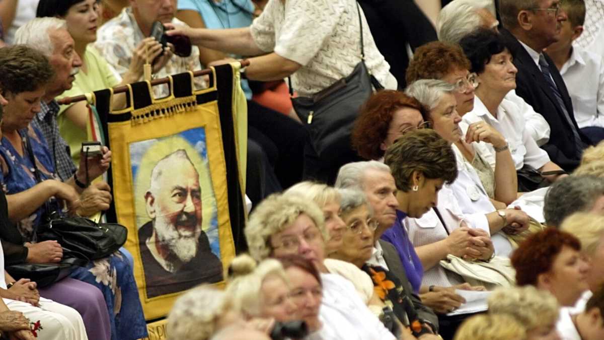 Immagine di Padre Pio e il Truce devoto