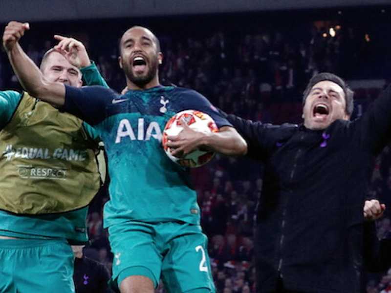 I giocatori del Tottenham festeggiano dopo la vittoria in Champions League col Tottenham (Foto LaPresse)