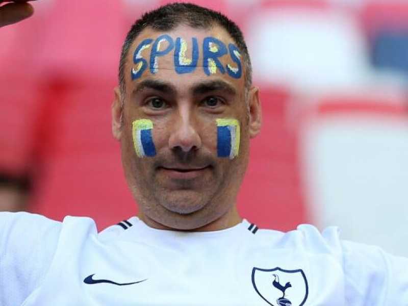 Un tifoso del Tottenham (foto LaPresse)