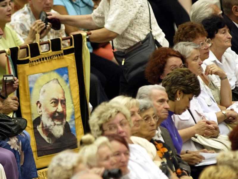 Fedeli di Padre Pio (foto LaPresse)